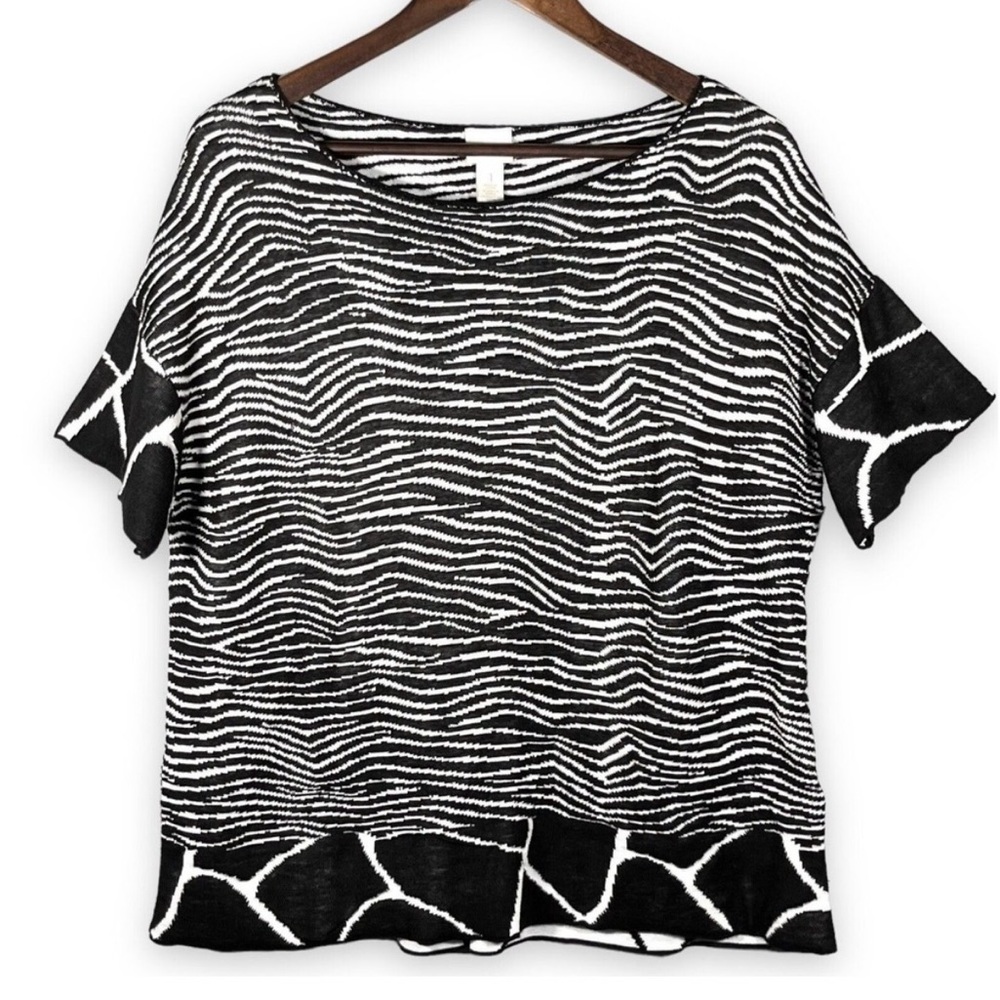 Chico's Pullover Knit Sweater Top Short Sleeves Size 1 US M/8 Black Zebra Print